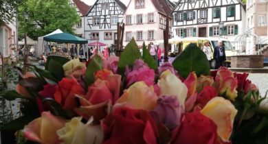 Innenstadt in Ottweiler mit Verkaufsständen und Passanten