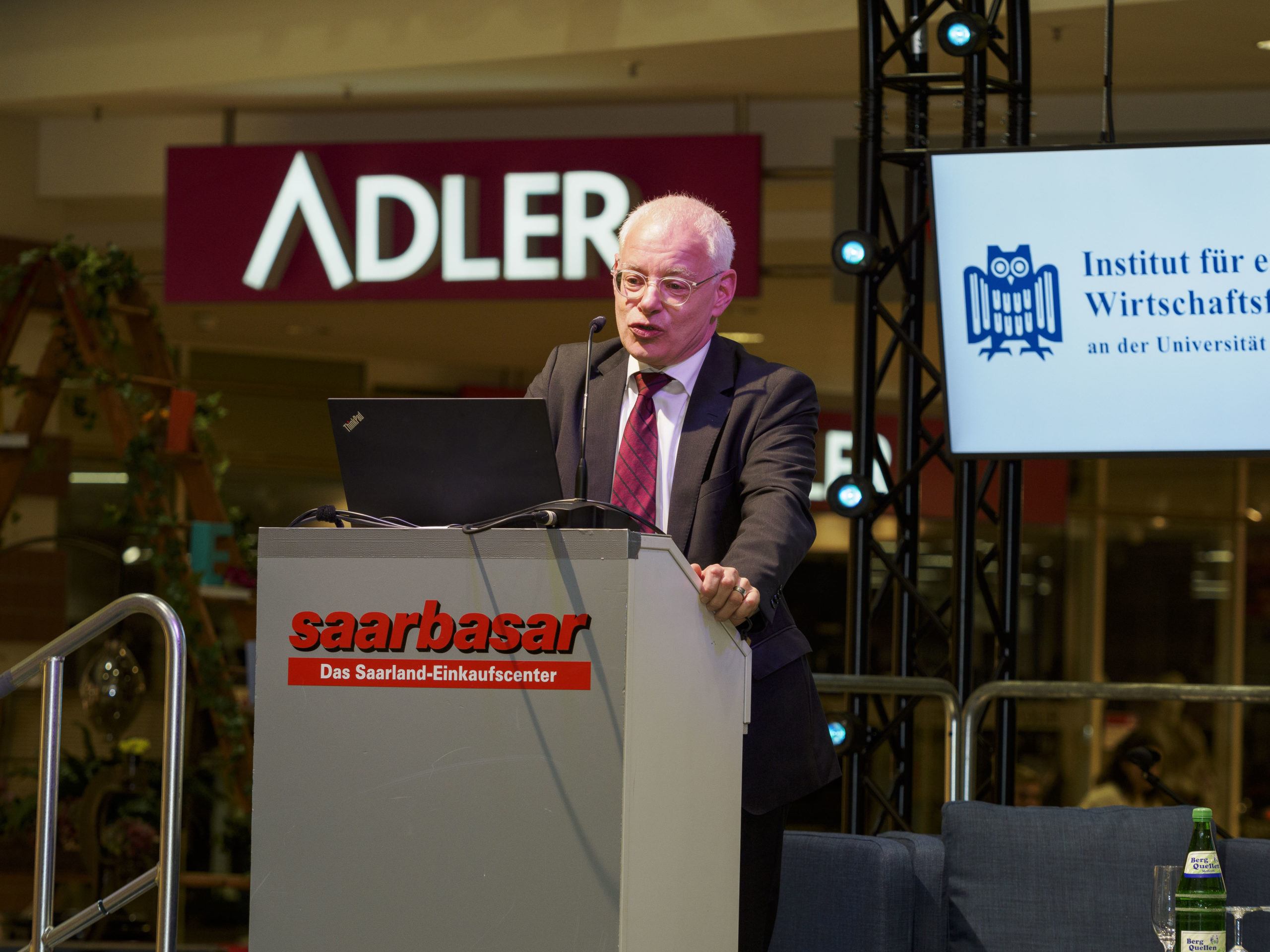 Wirtschaftsminister Barke redet auf der Bühne in der Veranstaltung Handelsforum 2022