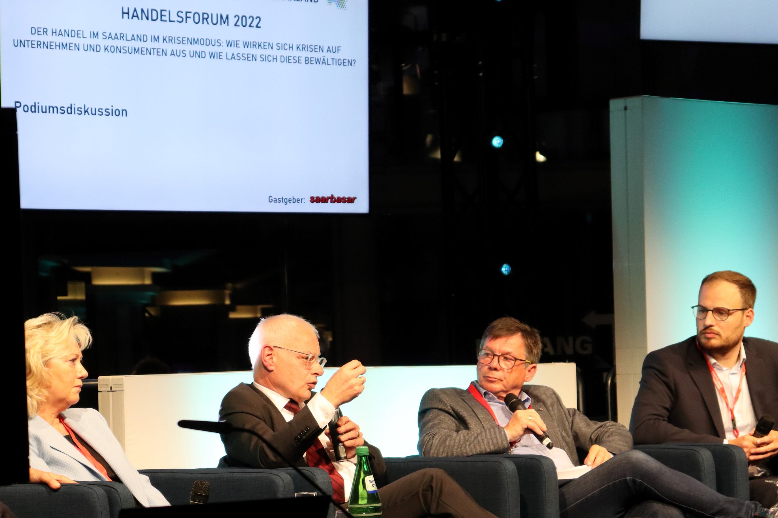 Minister Barke spricht während der Podiumsdiskussion bei der Veranstaltung Handelsforum 2022