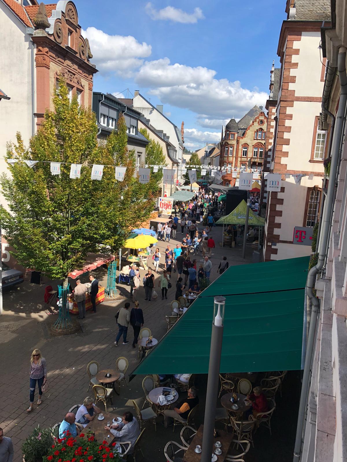 Markt der Köstlichkeiten in Merzig mit vielen Passanten und Ständen