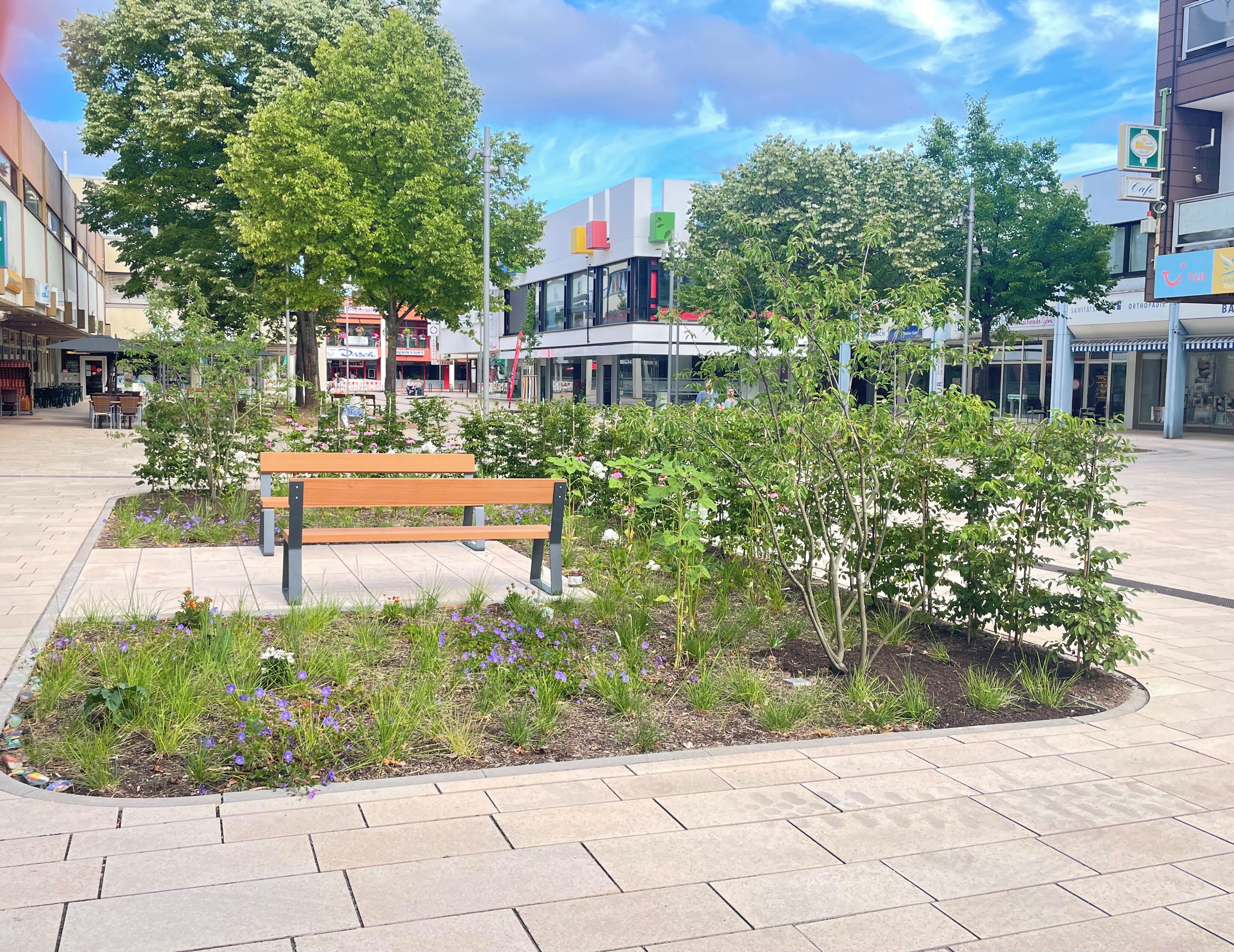 Grünfläche mit Büschen und Sitzmöglichkeiten in der Lebacher Innenstadt