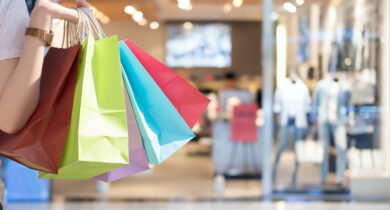 Frau hält Shoppingtüten in der Hand