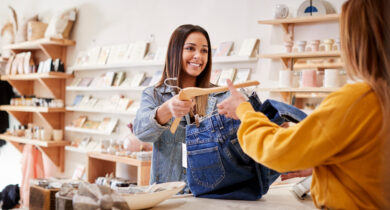 Verkäuferin beratet die Kundin
