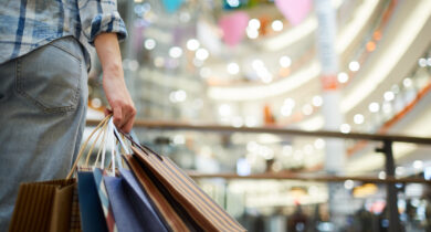 Mann hält Einkaufstüten in der Hand