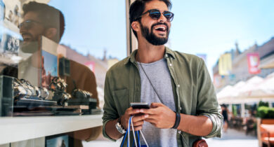 Ein Mann steht vor dem Schaufenster eines Uhrengeschäfts