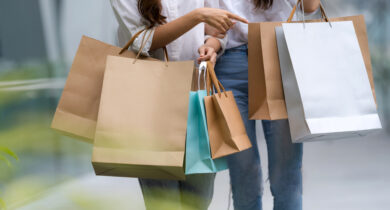 Junge Frauen gehen shoppen und haben Einkaufstüten in der Hand