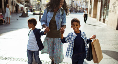 Familie geht shoppen