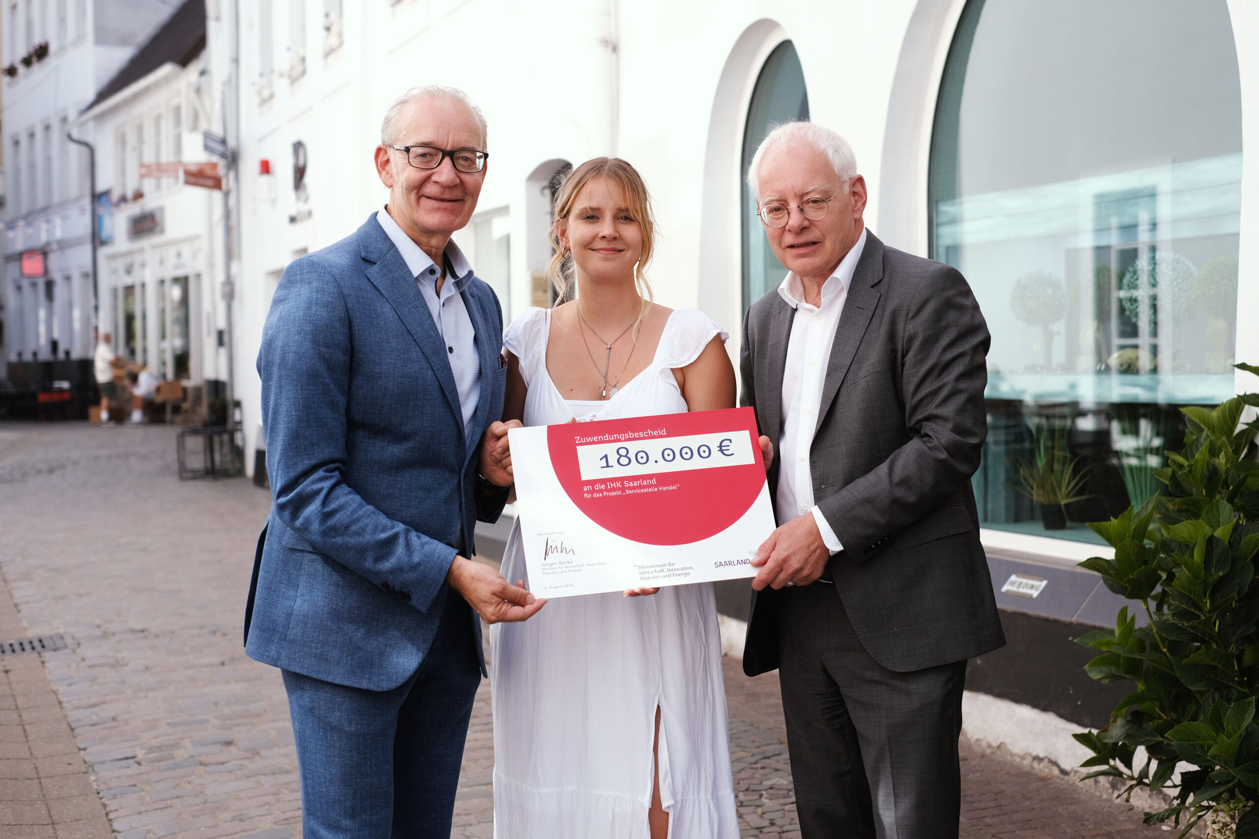 Übergabe Maxischeck - Rundgang Servicestelle Handel und Wirtschaftsminister Barke, Sommertour 2026